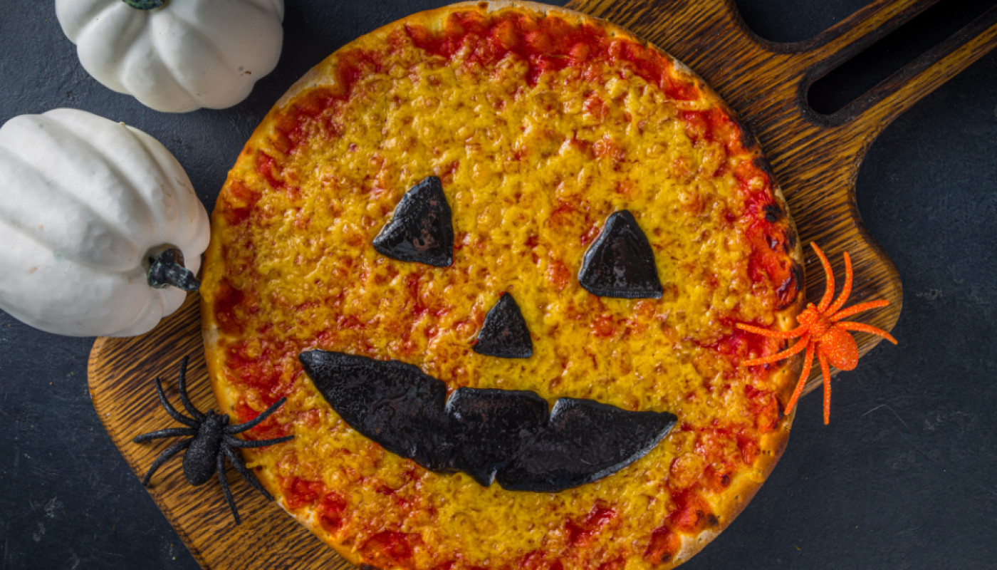 Halloween à la maison : pourquoi la pizza s’invite dans les soirées en famille ou entre amis ?